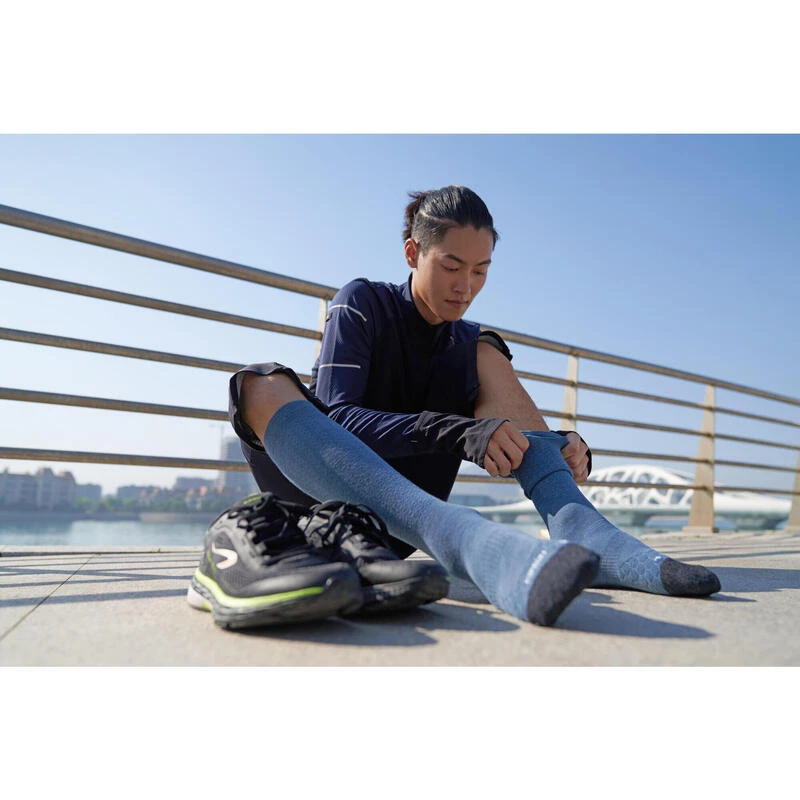 CHAUSSETTES DE RUNNING RUN900 LAINE MÉRINOS HAUTES NOIRES 2 CHAUSSETTES DE RUNNING RUN900 LAINE MÉRINOS HAUTES NOIRES – Image 2