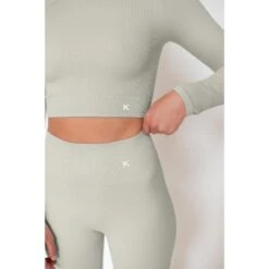 Haut De Yoga Manches Longues Gainant Et Sans Coutures Pour Femme - Vert Sauge -Plein Air Sports Magasin haut de yoga manches longues gainant et sans coutures pour femme vert sauge 5