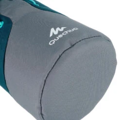 Quechua Housse Isotherme Pour Gourde Randonnée 1,2 à 1,5 Litre Gris/bleu -Plein Air Sports Magasin housse isotherme pour gourde randonnee 12 a 15 litre grisbleu 2