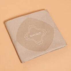 SERVIETTE FOUTA DE YOGA 200 X 100 CM SALUTATIONS AU SOLEIL BEIGE 7 SERVIETTE FOUTA DE YOGA 200 X 100 CM SALUTATIONS AU SOLEIL BEIGE -Plein Air Sports Magasin serviette fouta de yoga 200 x 100 cm salutations au soleil beige 3