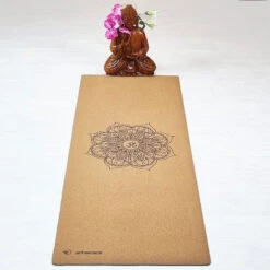 Tapis De Yoga Caoutchouc Naturel Et Liège 5 Mm + Sac De Transport - Mandala Om -Plein Air Sports Magasin tapis de yoga caoutchouc naturel et liege 5 mm sac de transport mandala om 2